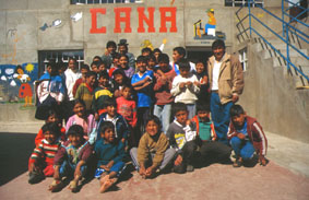 vue agrandie du groupe d'enfants de CANA